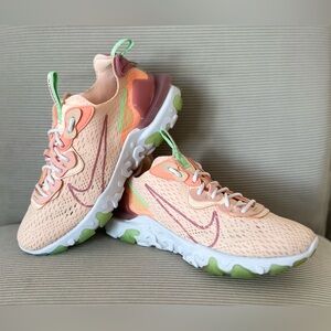 Nike Women’s React Vision in the "Crimson Tint Desert Berry size 9 (CI7523-800)